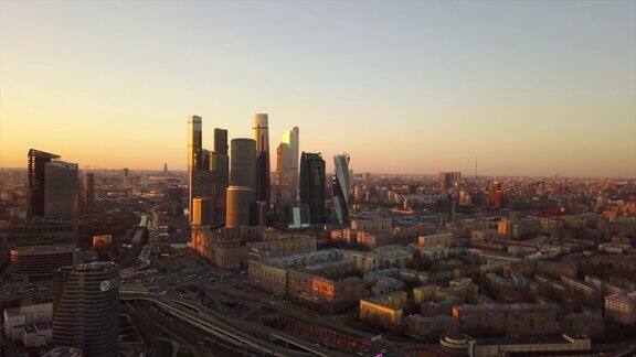 俄罗斯日落天空莫斯科现代城市交通道路环线空中全景4k