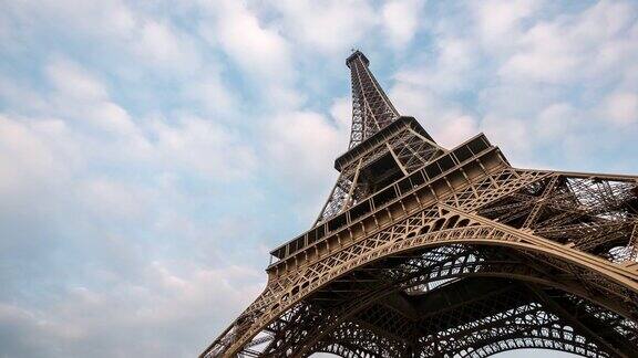 4K时间间隔:法国巴黎埃菲尔铁塔和云景夜景