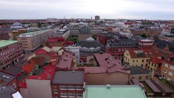 鸟瞰图Malmö城市建筑一架无人机在瑞典南部城市上空飞行