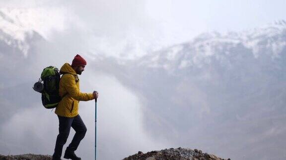 男子登山者站在山顶的山腰上