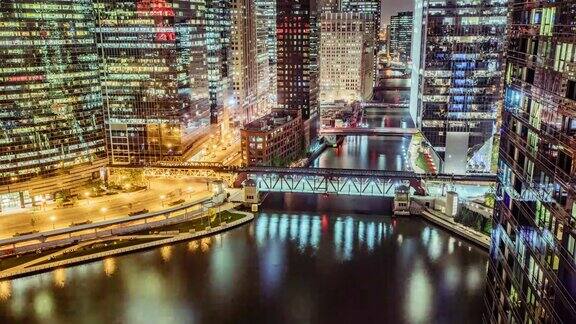 时间推移-鸟瞰芝加哥市中心在晚上-4K
