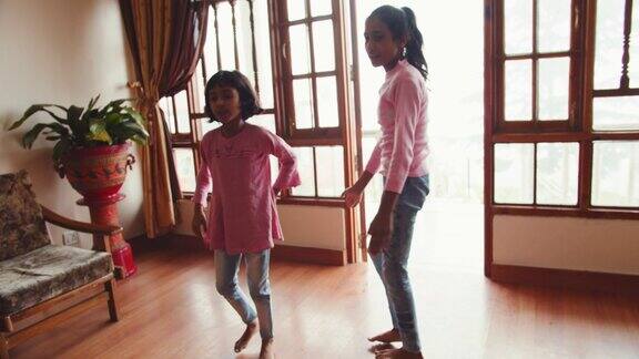 印度喜马偕尔邦西姆拉南亚女孩在家里跳舞