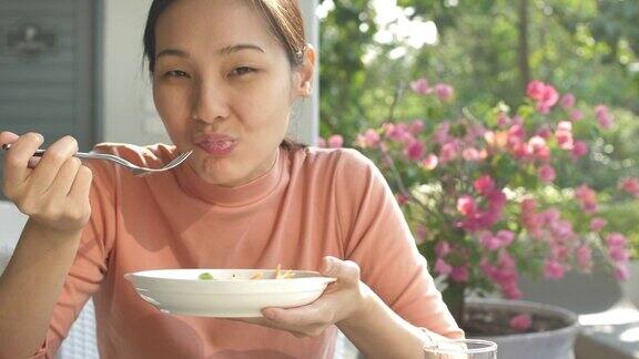 亚洲年轻女子吃新鲜沙拉