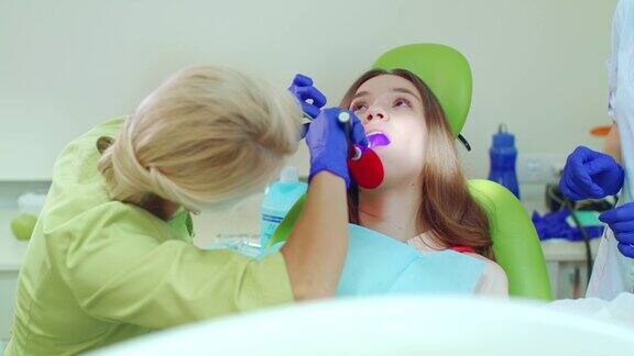 口腔医生使用灯聚合牙科材料