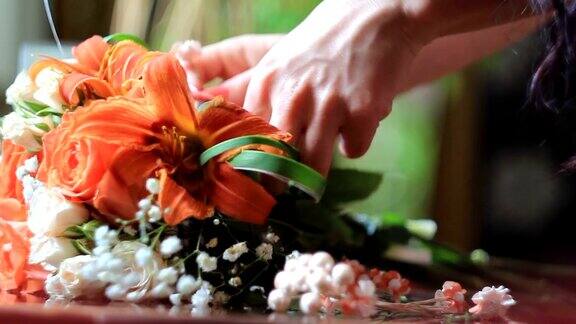 在花店制作新娘花束