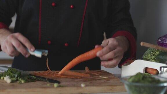 专业厨师切胡萝卜前削皮的中段