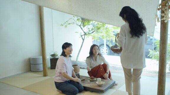 台湾茶室的女服务员正在给顾客送米糕