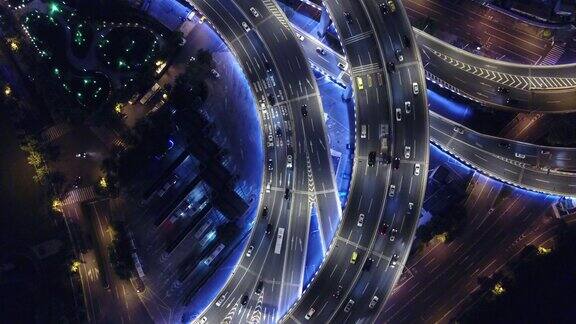 夜间天桥和城市交通的无人机视角