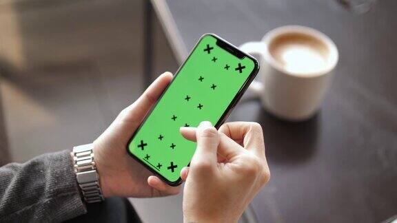 女性使用绿色屏幕的智能手机