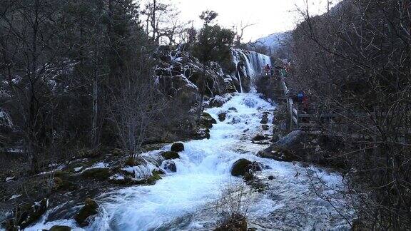 九寨沟冬天的五彩湖瀑布森林山脉