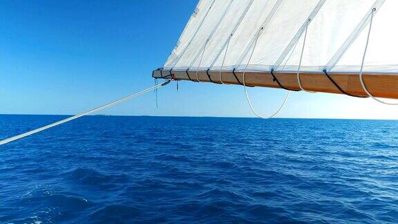 帆蓝色海洋里飘扬
