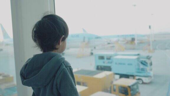 亚洲小男孩在机场看飞机