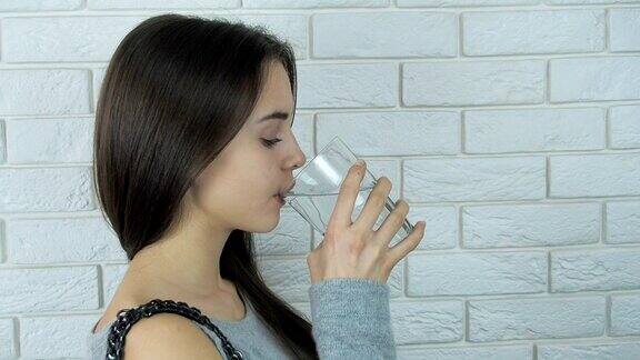 一个漂亮的女孩正在喝水
