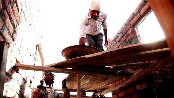砌砖工正在建筑工地上安装砖