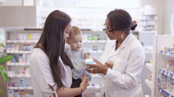 药剂师帮助带女婴的妇女选择药物
