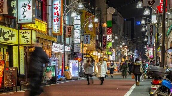 在日本东京新桥车站附近的小巷里人群正在购物