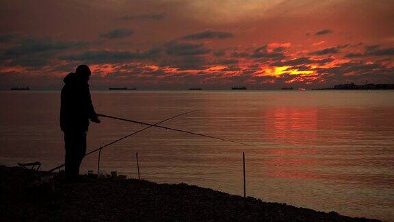 间隔拍摄渔夫和壮丽的日落水上