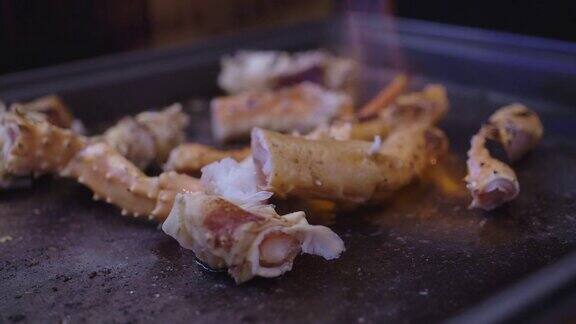 日本街头小吃市场的烤海鲜蟹腿