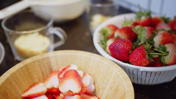 新鲜健康美味的水果沙拉成熟的红草莓在厨房的篮子里