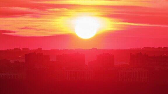 太阳穿过炎热红色的阴霾笼罩在城市上空