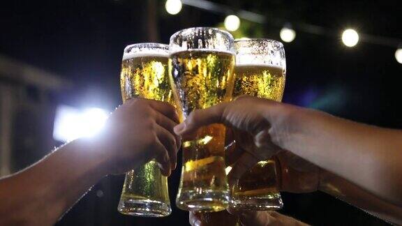 一群亚洲朋友在聚会上喝含酒精的啤酒年轻人在酒吧里举杯互饮