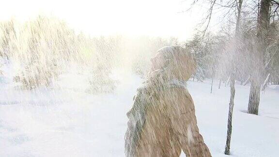 在公园里的女孩很高兴扔雪