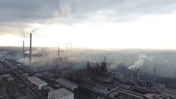 坏生态烟和雾从管道上的钢铁厂工厂