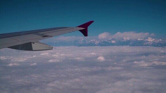 飞机机翼下的云和喜马拉雅山