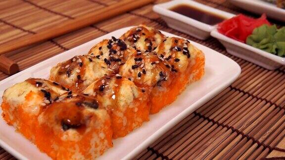 什锦新鲜寿司卷在寿司烤鳗鱼鱼子酱近红姜酱油芥末