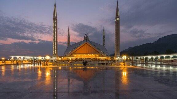 延时日落场景移动的云和人们在费萨尔清真寺著名的旅游地点在巴基斯坦伊斯兰堡