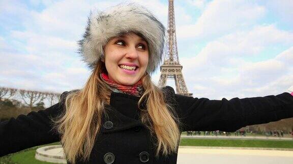 法国巴黎埃菲尔铁塔的快乐年轻游客