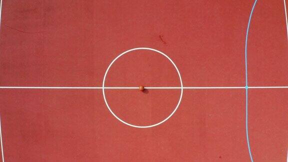 在球场中心点的一个篮球的无人机拍摄4k