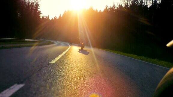 摩托车在自然景观的道路上