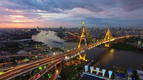 曼谷普密蓬大桥的空中日落照片