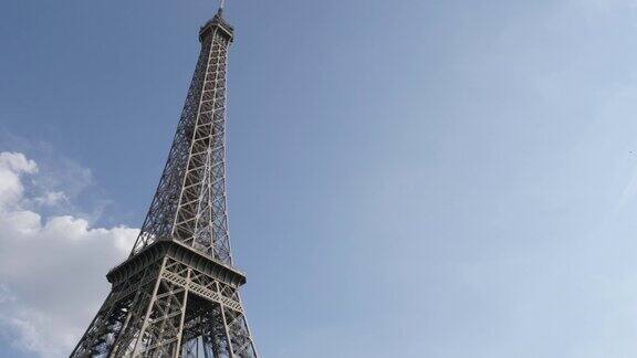象征法国和巴黎的埃菲尔铁塔映衬着蔚蓝的天空