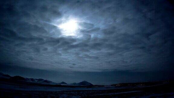 北极上空的月亮