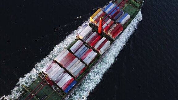 鸟瞰图长巨大的货船与集装箱在海洋中航行