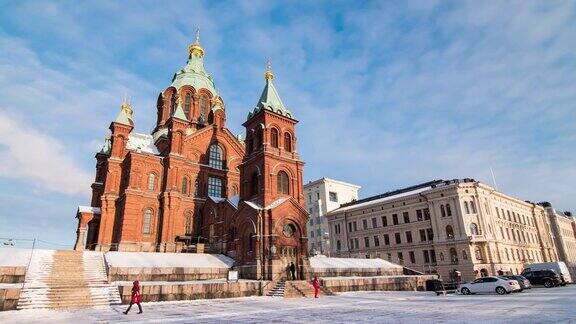 4K时光流逝:游客前往芬兰赫尔辛基的乌斯本斯基大教堂