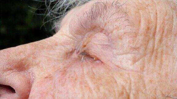 近看满脸皱纹的伤心老太太正在哭泣不快乐的祖母的肖像真真诚的老妇人哭泣侧视图慢镜头