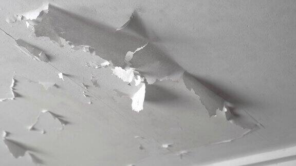 卫生间漏水后天花板受潮油漆脱落室内湿气凝结