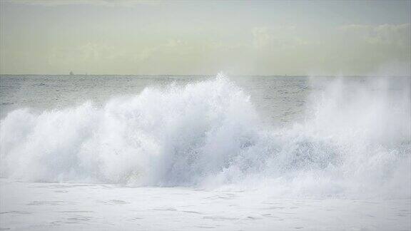 海浪拍打着海岸