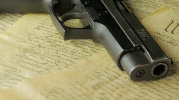 美国宪法上的手枪的平移镜头