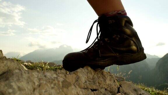 近距离观察穿着登山靴的女性徒步者爬上落基山脉
