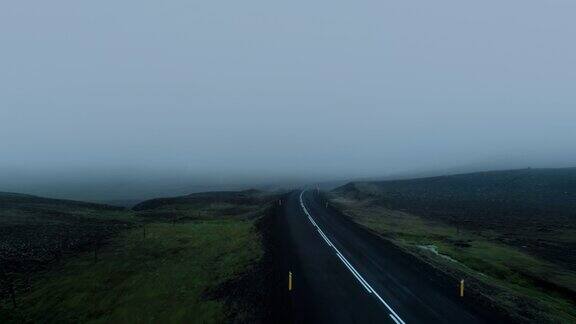 冰岛山区的穆迪史诗般的雾蒙蒙道路