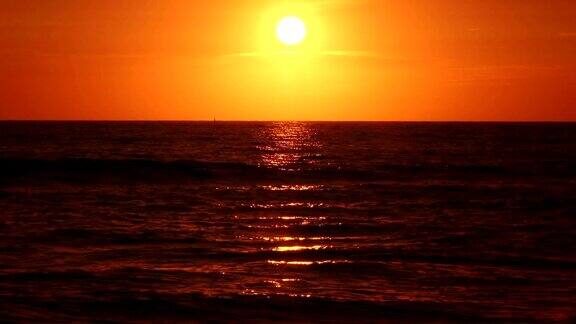 日落时红色的地平线悬在水面上
