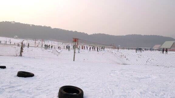 雪园在绿色山上北京中国