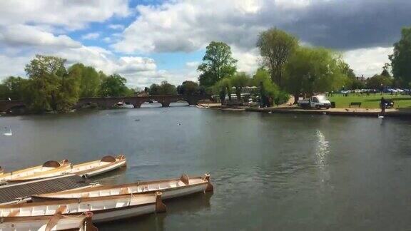 2015年5月4日英国埃文河畔斯特拉特福在莎士比亚的出生地埃文河租船