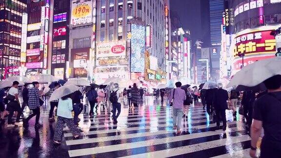 下雨时人群在城市中行走和过马路