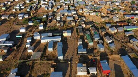 鸟瞰南非贫困地区一个非正式定居点的景观乡镇或棚户区低收入住房和贫困