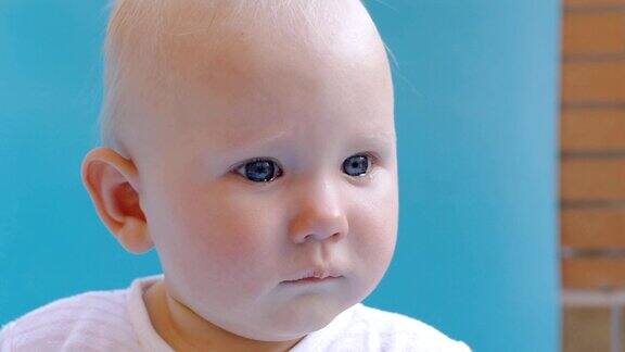 婴儿的特写镜头与眼泪的眼睛